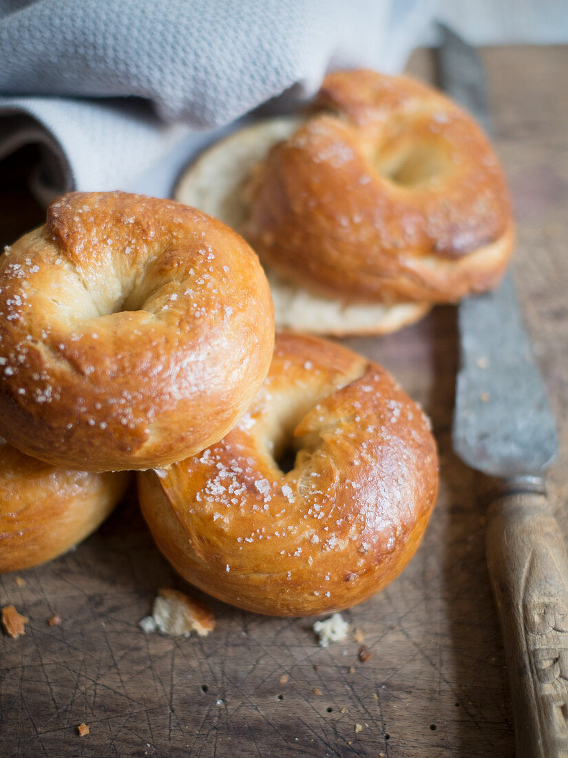 Knusprige Bagel mit Meersalz