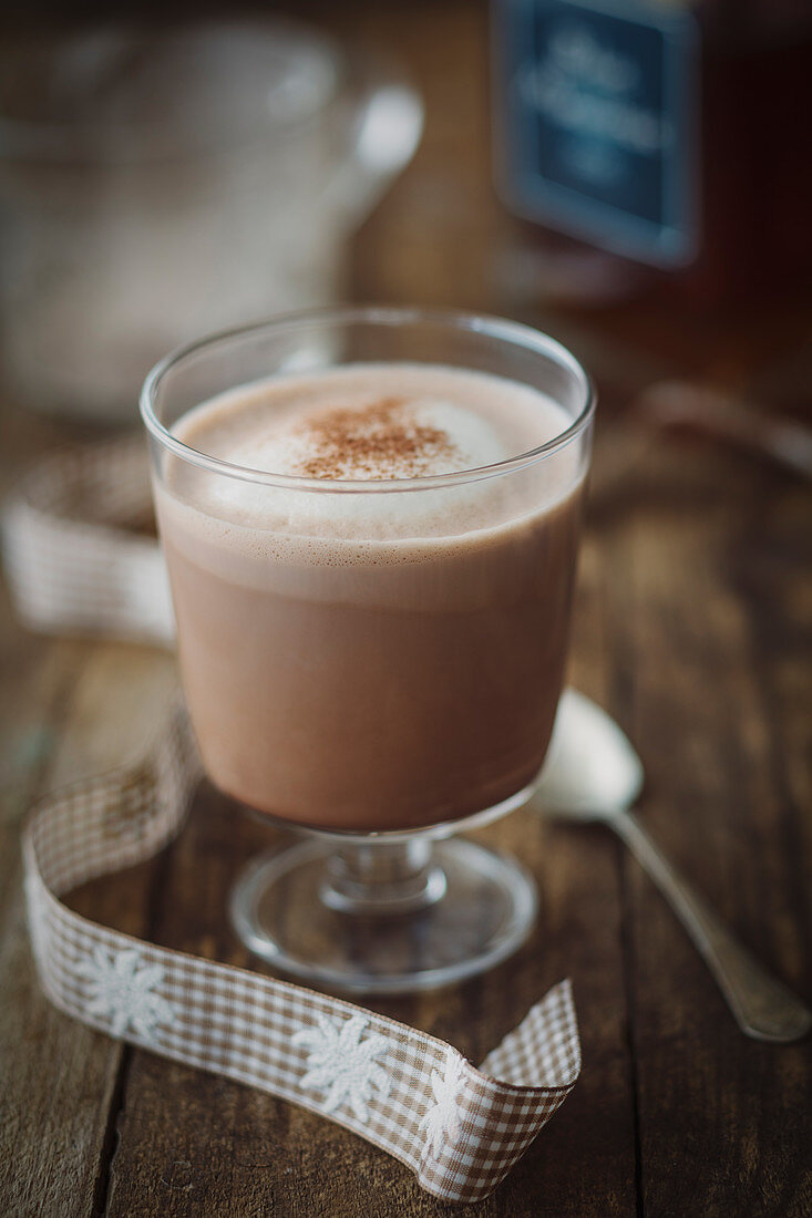 Gamsmilch mit Kakao, Tee und Rum im Glas, Gamsmilchbar in Obertauern, Österreich