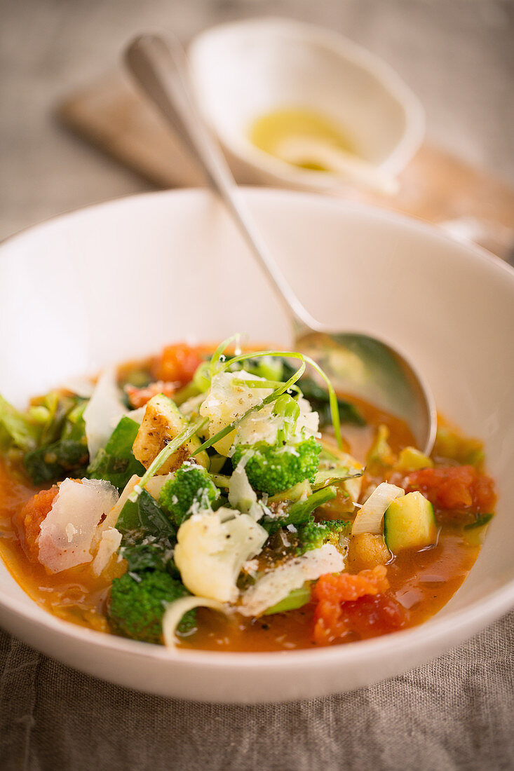 Minestrone mit viel Gemüse in Suppenschale