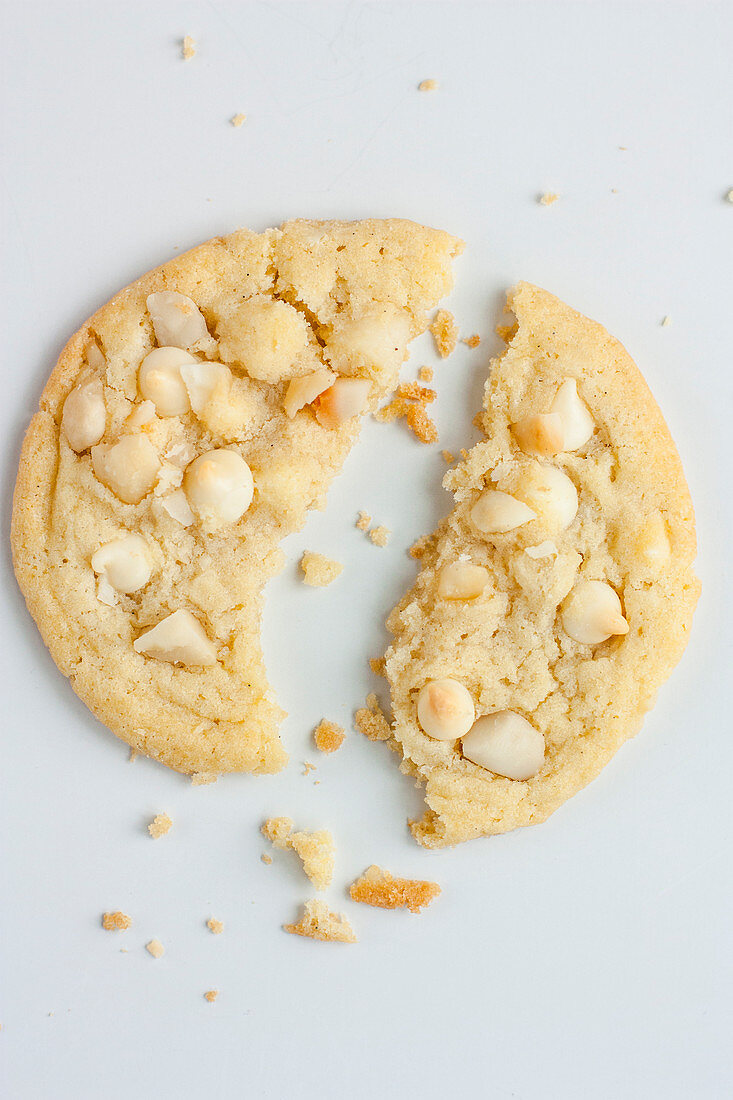 Macadamia Cookie mit weisser Schokolade, zerbrochen