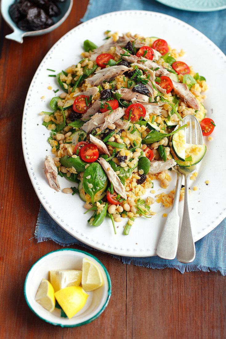 Linsen-Spinat-Salat mit geräucherter Makrele, Trockenpflaumen und Kirschtomaten