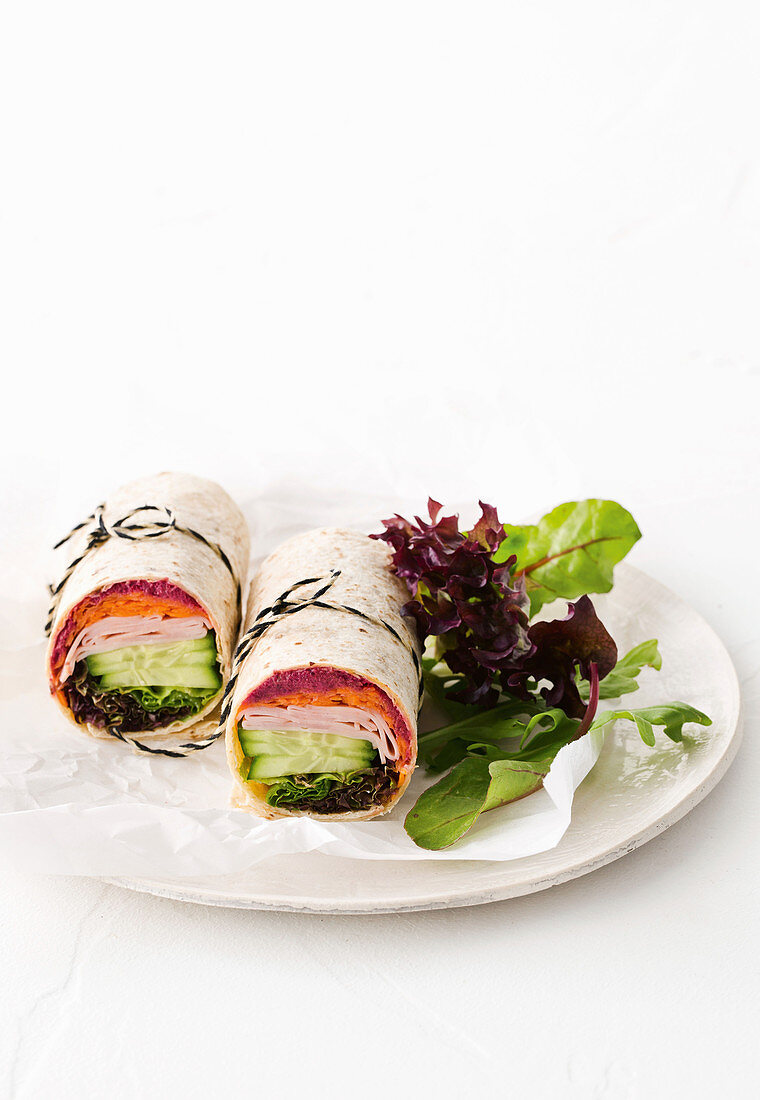 Vollkorn-Wraps mit Schinken, Rote-Bete-Dip und Salat