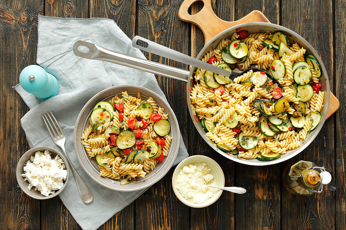 Pasta mit Zucchini, Kirschtomaten und Chili