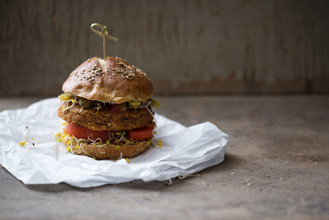 Veganer Hirsebratling mit Brokkolisprossen im Laugenbrötchen