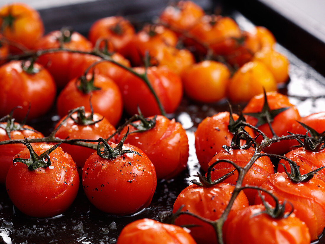 Gebratene ganze Kirschtomaten