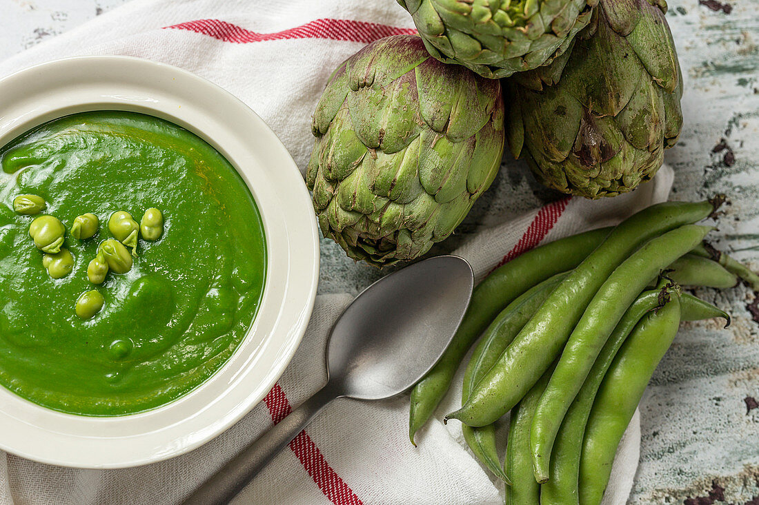 Grüne Gemüsecremesuppe mit Artischocken