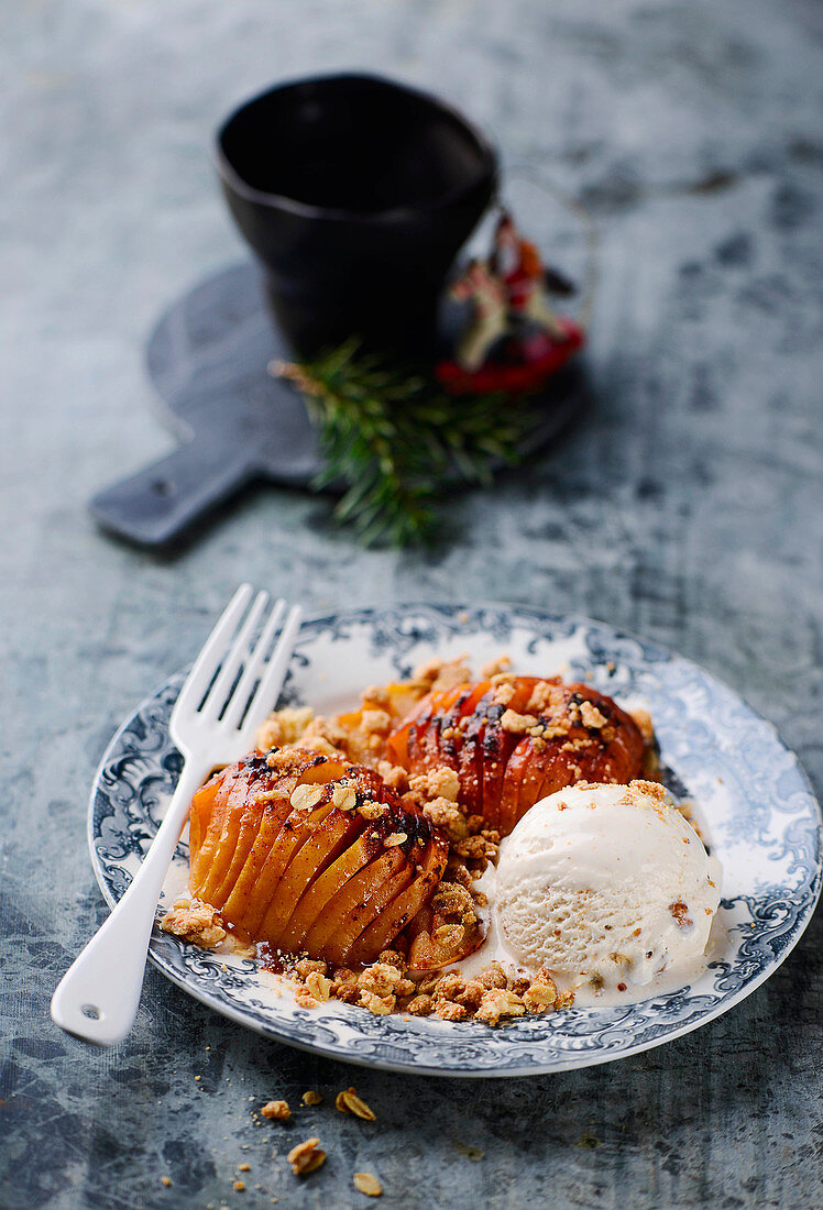 Bratapfel mit Vanilleeis