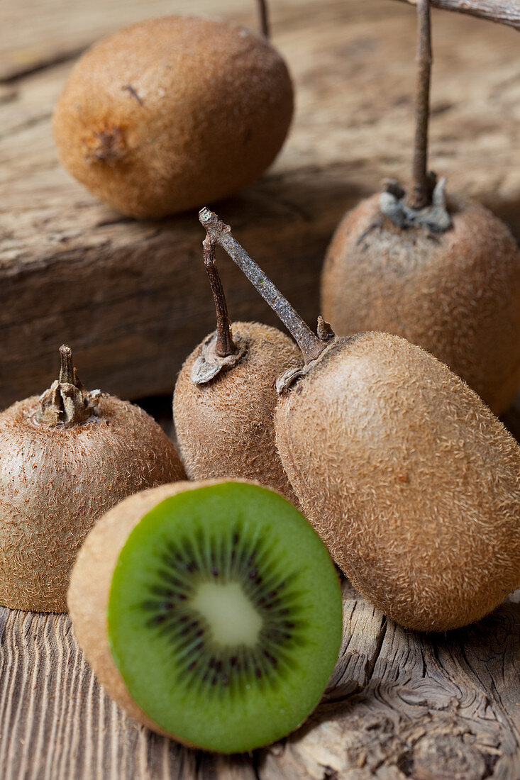 Mehrere Bio-Kiwis, ganz und halbiert