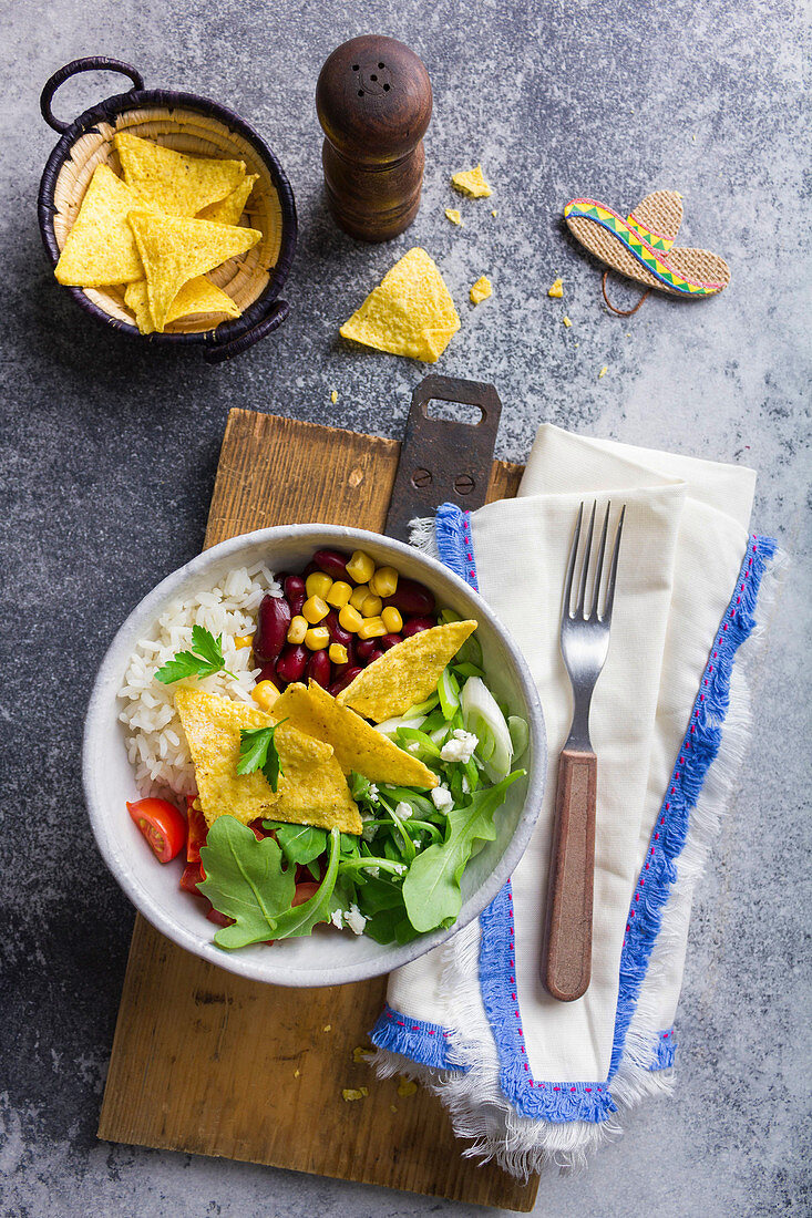 Salat mit Reis, Kidneybohnen, Mais und Tortillachips (Mexiko)