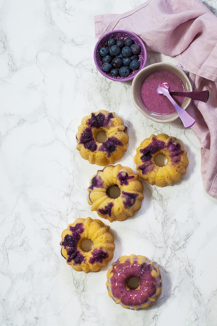 Mini-Gugelhupfe mit Heidelbeeren