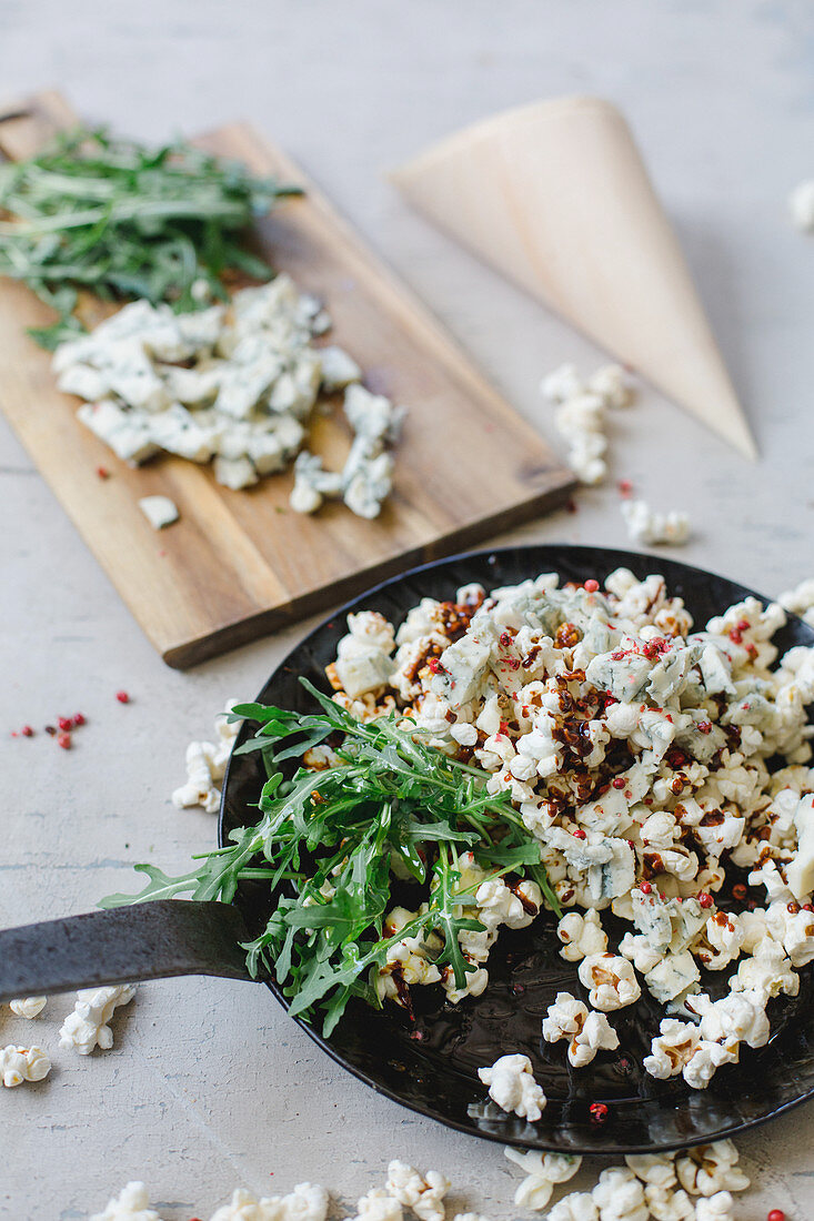 Popcorn with gorgonzola, caramel, red pepper and rocket