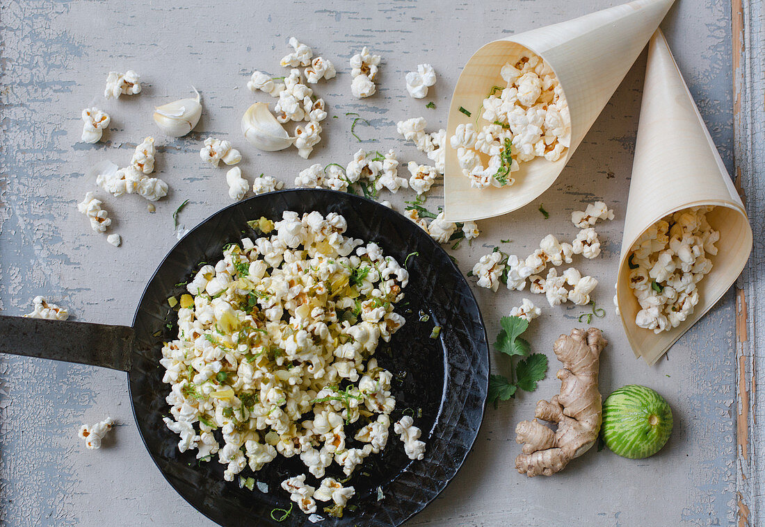 Popcorn mit Chili, Ingwer, Knoblauch und Limette