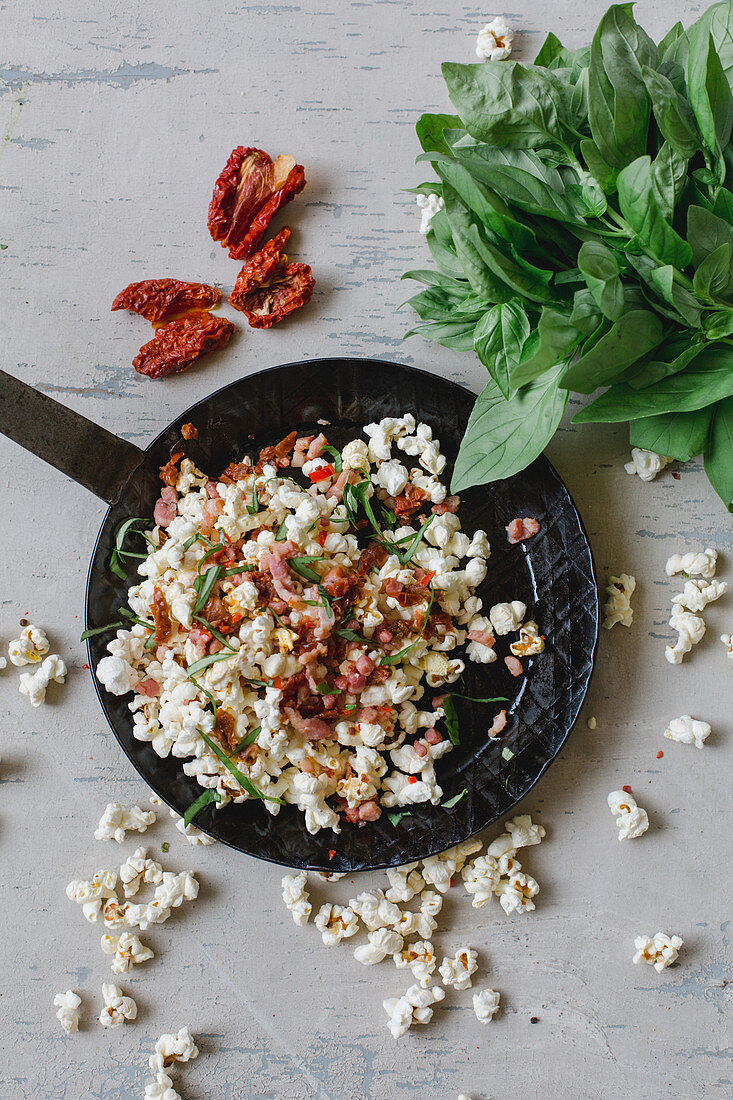 Popcorn mit Speck, getrockneten Tomaten und Basilikum
