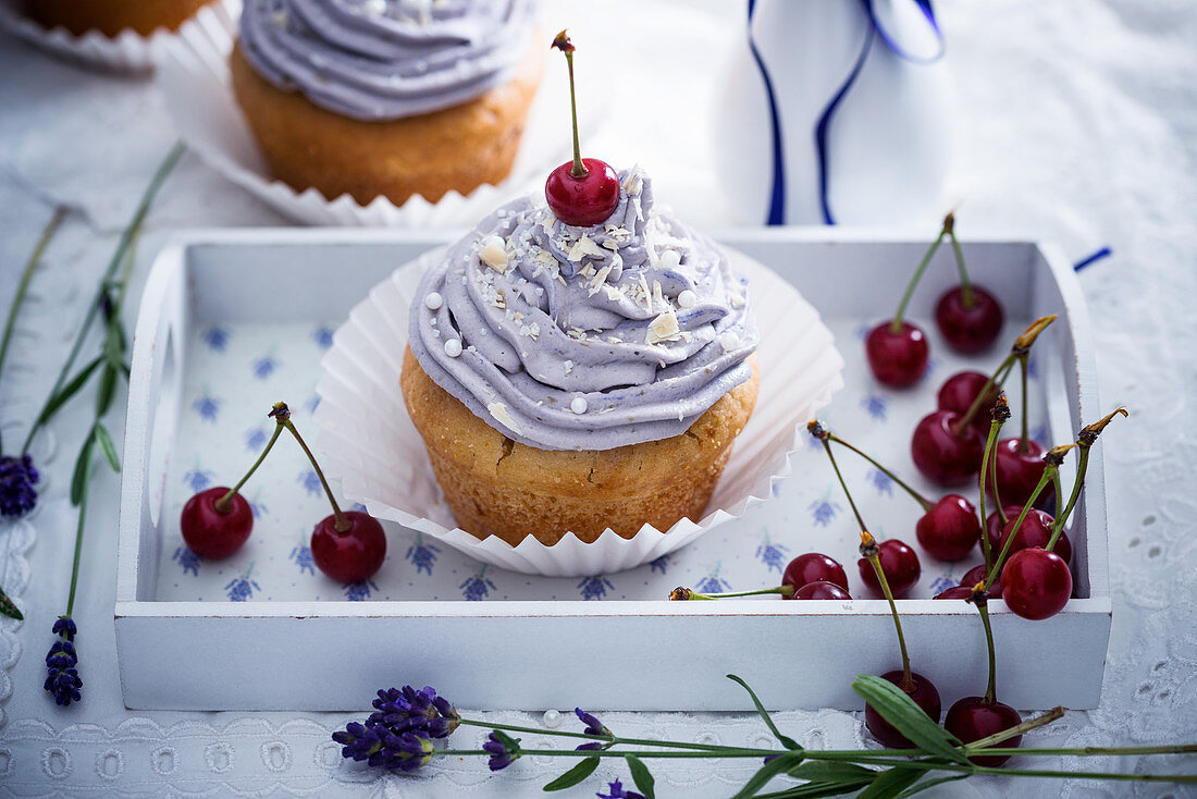 Vegane Sauerkirsch-Cupcakes mit Lavendelcreme