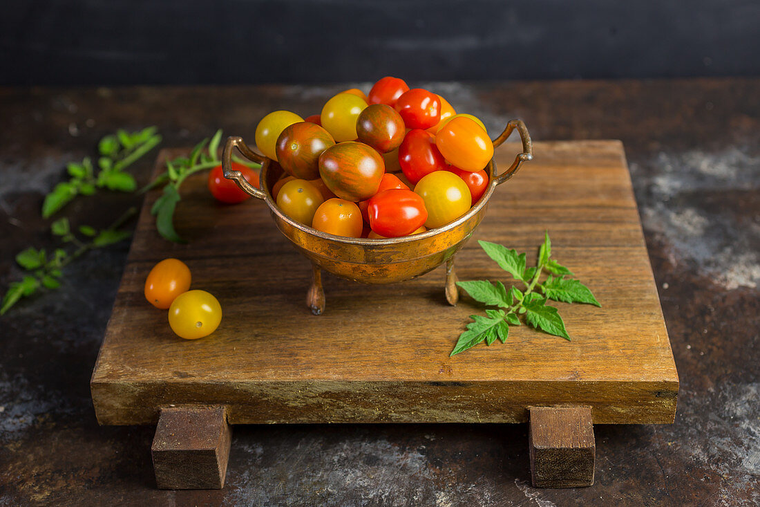 Kirschtomaten in Messingschale