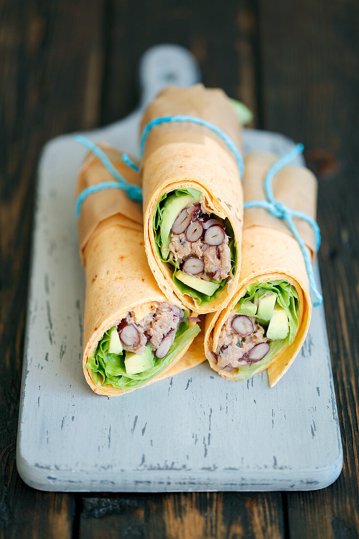 Tortilla-Wraps mit Avocado, Thunfisch und rotem Bohnensalat