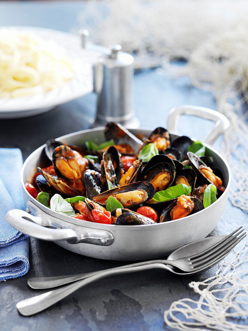 Mussels with herbs and tomatoes