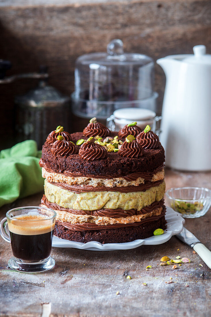 Schokoladen-Pistazien-Kuchen mit Pistazienmousse und Baiser