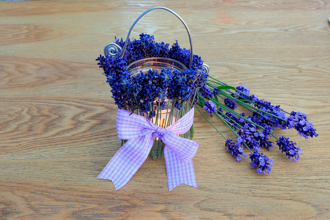 DIY-Windlicht mit duftenden Lavendelblüten und karierter Schleife