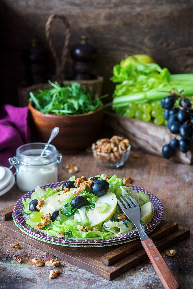 Herbstlicher Salat mit Stangensellerie, Trauben, Apfel und Nüssen