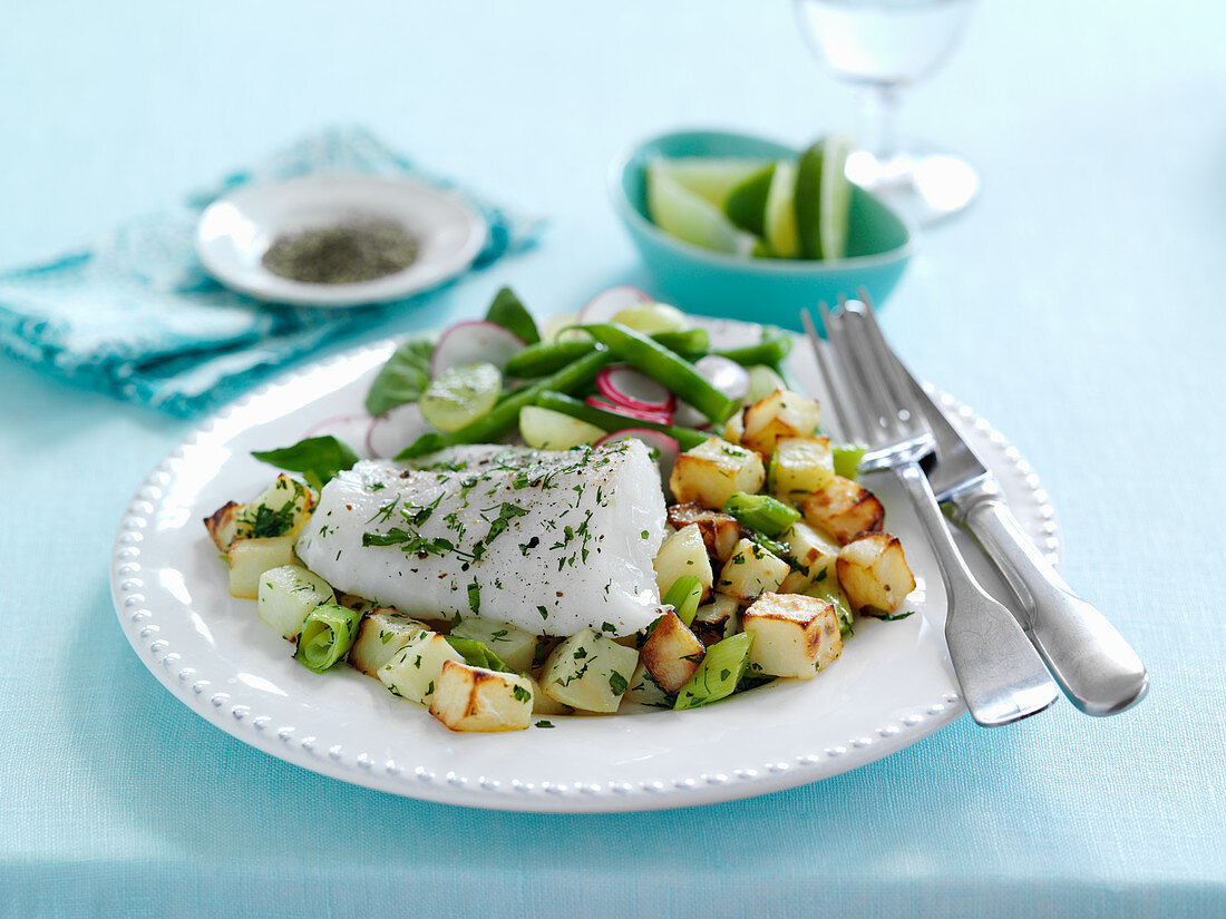 Gebackenes Kabeljaufilet auf Kartoffelwürfeln mit Bohnensalat