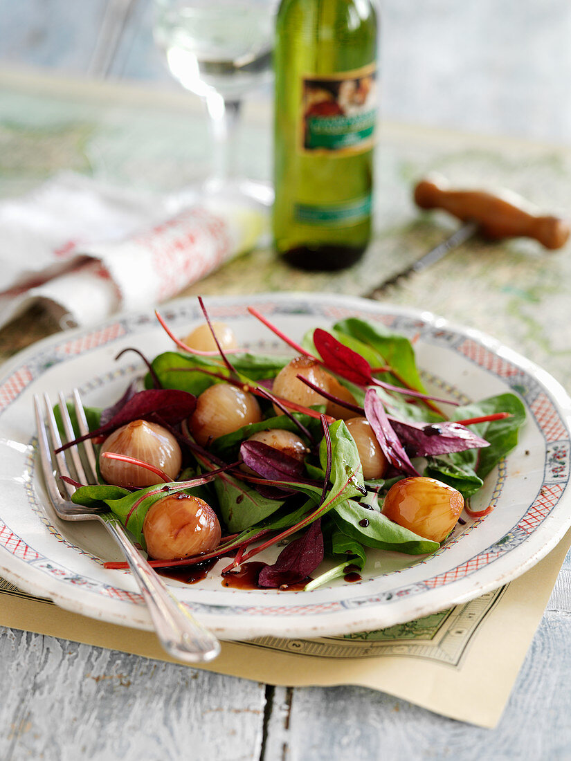 Salad with balsamic baby onions
