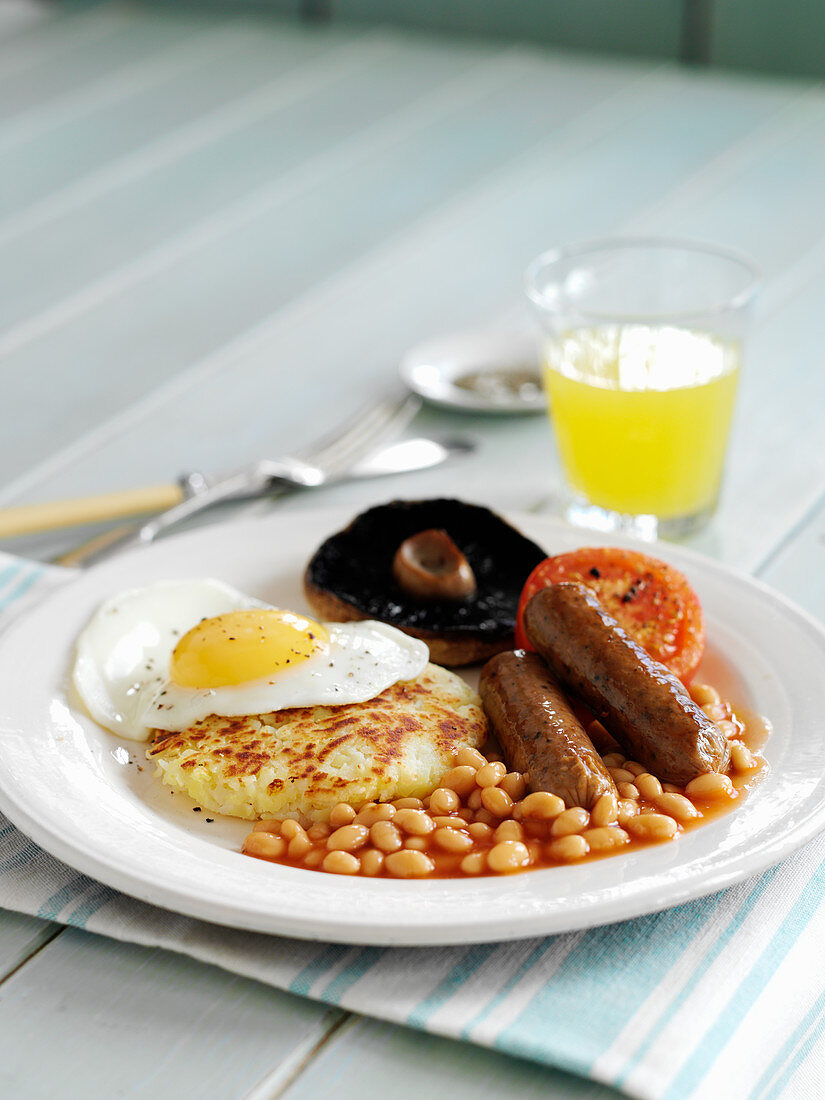 Englisches Frühstück mit Bohnen, Würstchen und Spiegelei