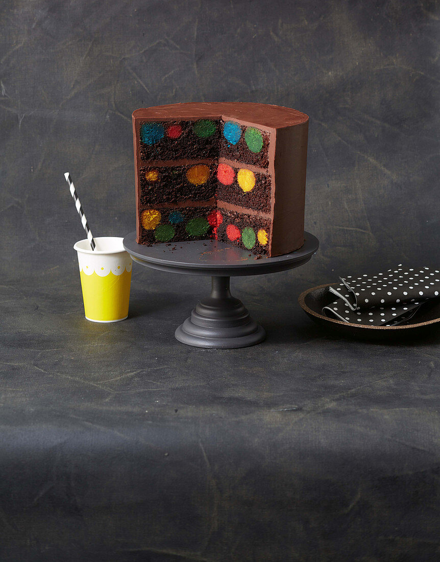 Devils Food Cake mit Polka Dots, angeschnitten auf Tortenständer