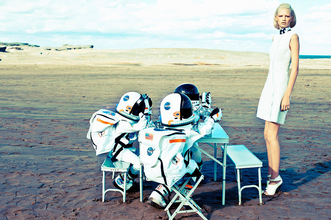 Futuristic Fashion: Blonde Frau mit Kindern in Raumfahrer-Anzug im Freien
