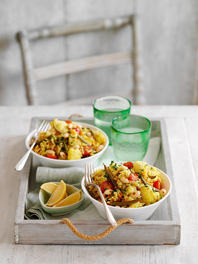 Vegetarisches Biryani in Schälchen auf Holztablett (Asien)