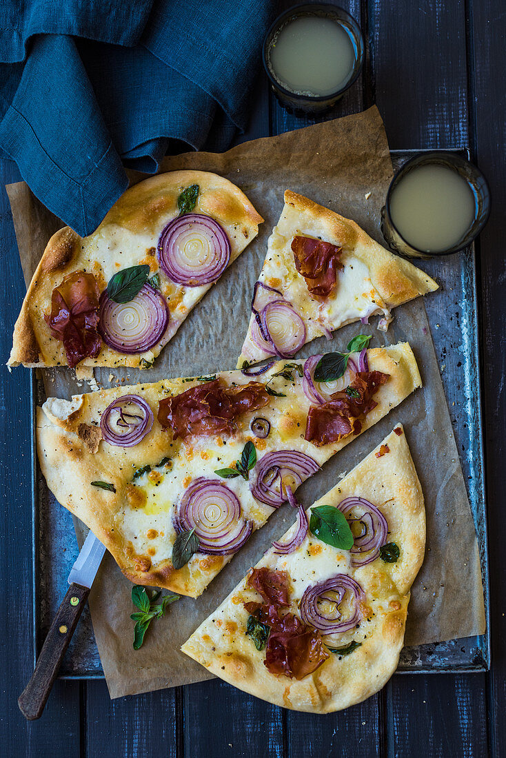 Flatbread with red onions, sliced