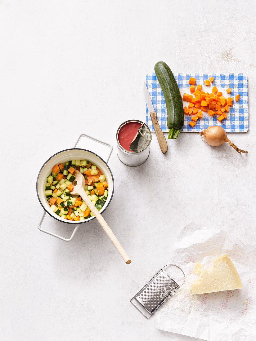 Zutaten für Quinoa-Minestrone mit Zucchini und Pesto