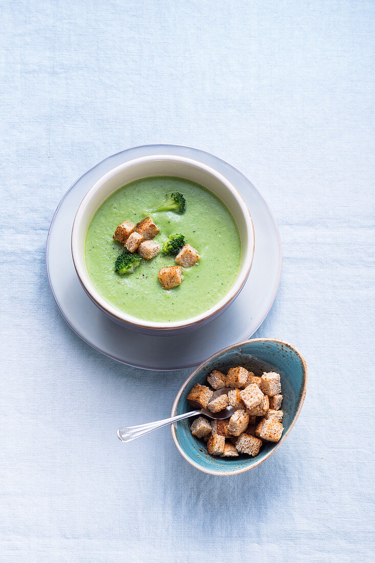 Broccoli cream soup with croutons