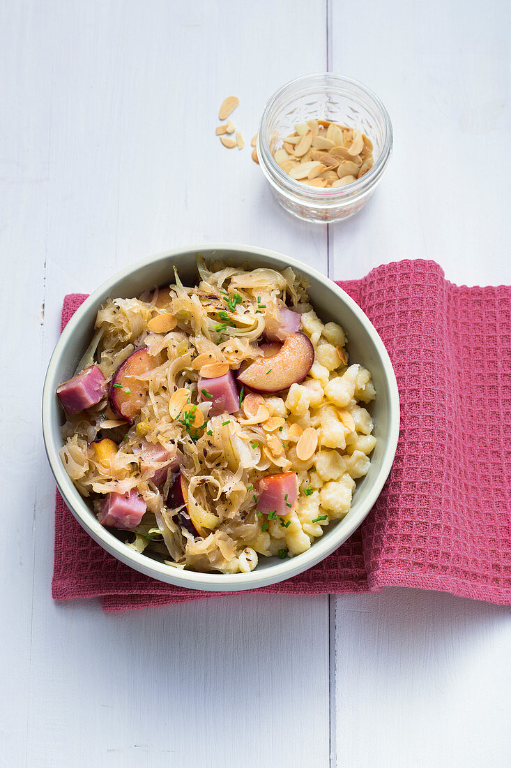 Kasseler-Topf mit Sauerkraut, Pflaumen und Spätzle