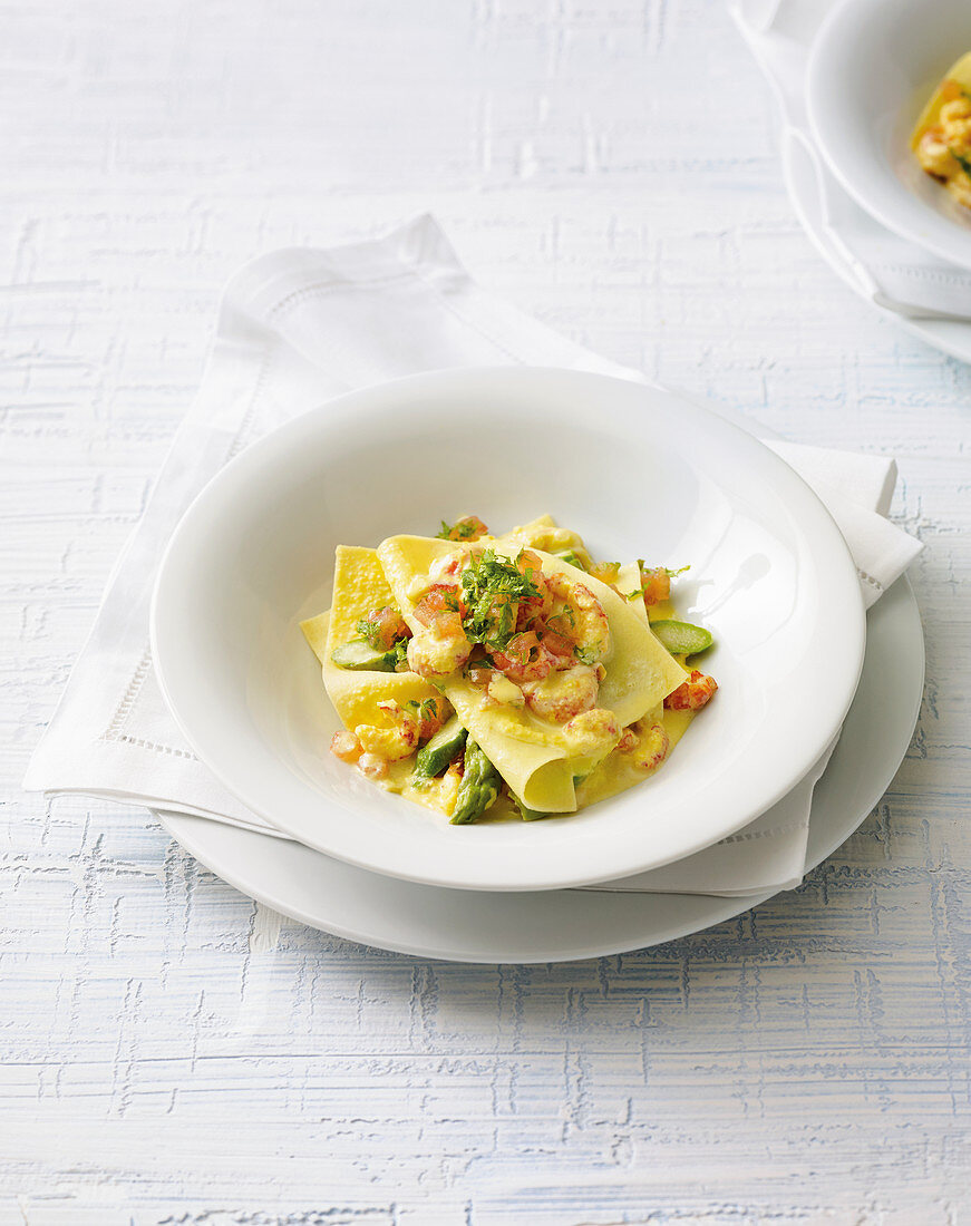 Offene Lasagne mit Flusskrebsen und grünem Spargel