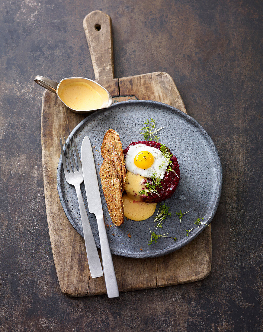 Rote-Bete-Tatar mit Wachtelei und Blutorangen-Hollandaise