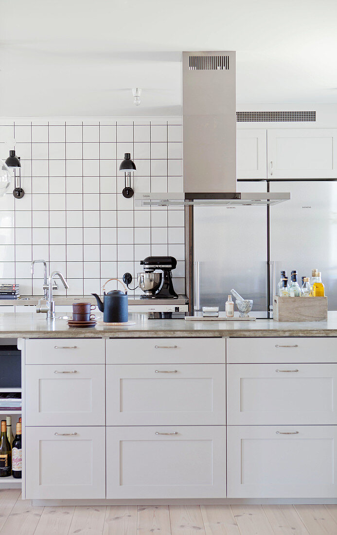 Island counter with white, country-house-style doors below extractor hood