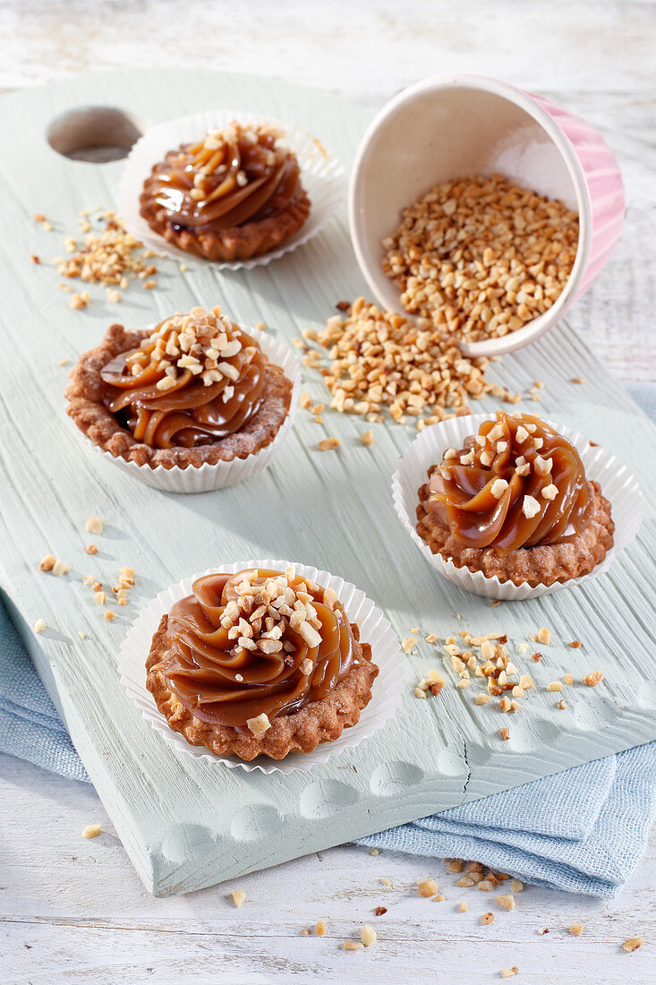 Cupcakes filled with toffee with crushed peanuts