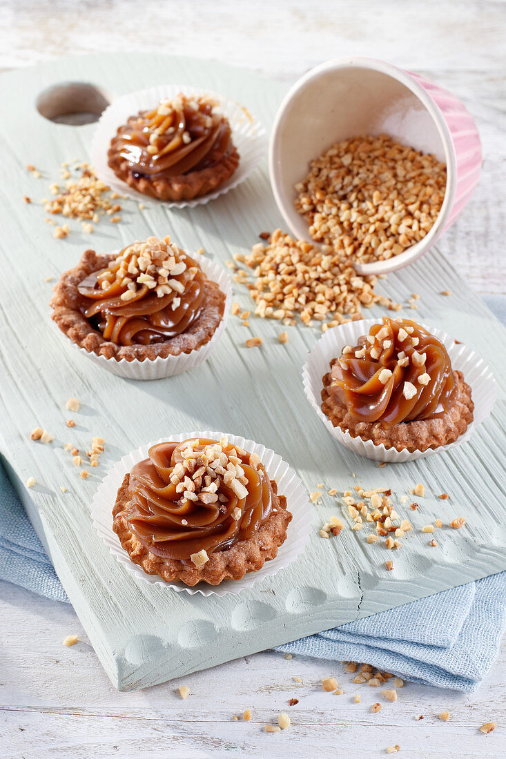 Toffee-Cupcakes mit gehackten Erdnüssen