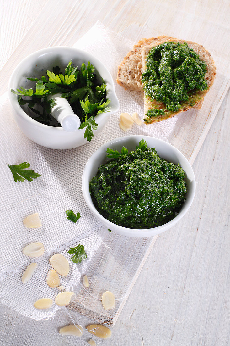 Petersilienaufstrich mit Mandelblättchen