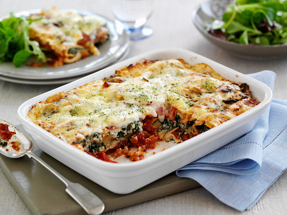 Canelloni with spinach, tomatoes and red pepper