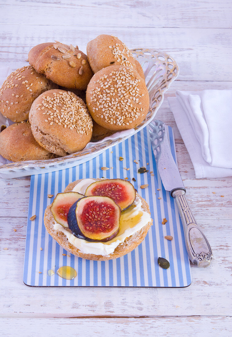 Wholemeal rolls with figs and honey