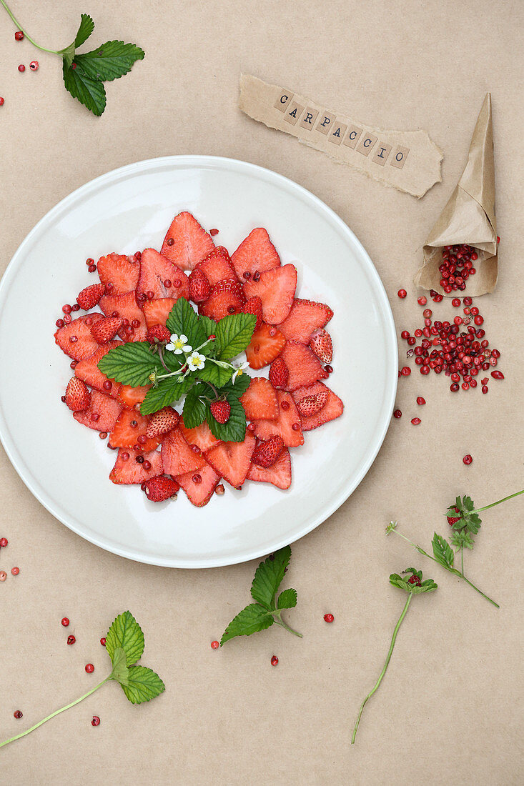 Erdbeer-Carpaccio mit rosa Pfeffer