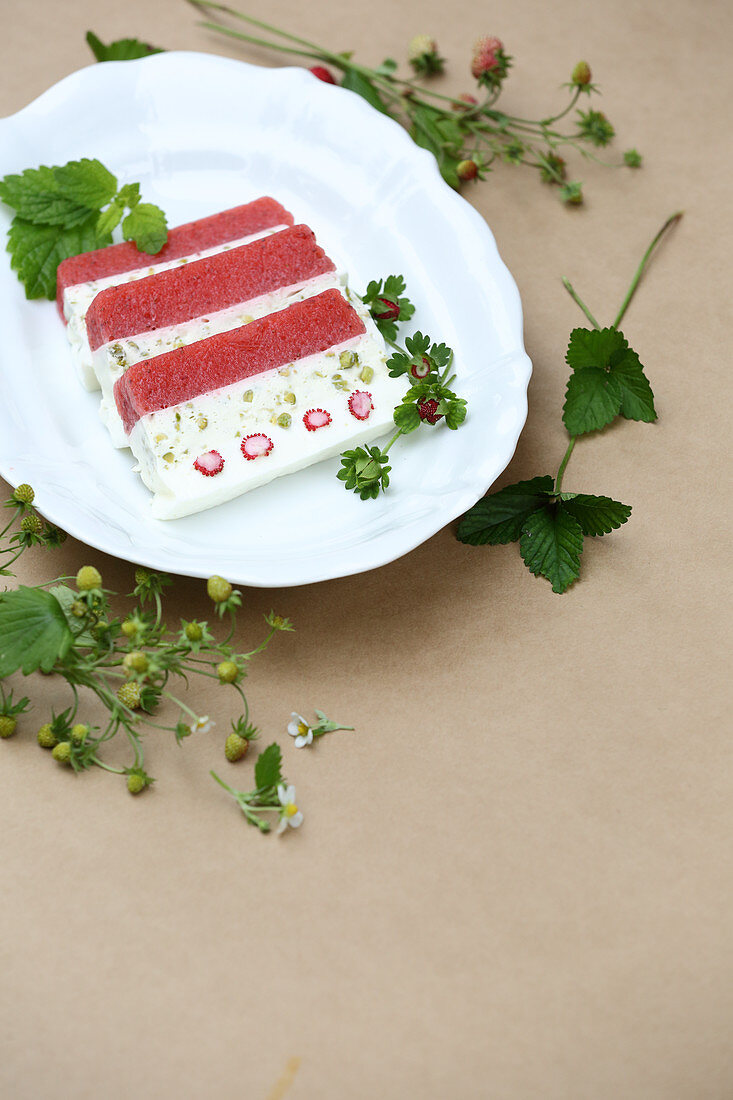 Erfrischende Terrine mit Walderdbeeren und Pistazien