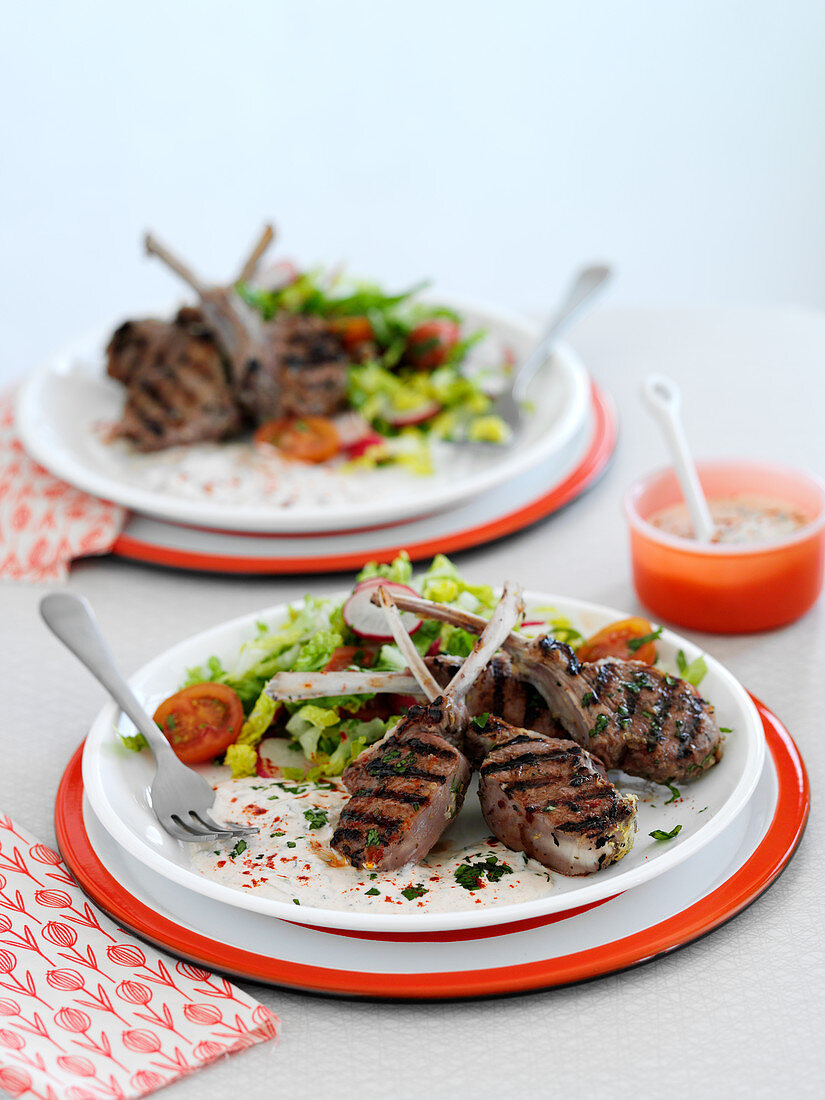Gegrillte Lammchops mit Griechischem Salat und Tzatziki