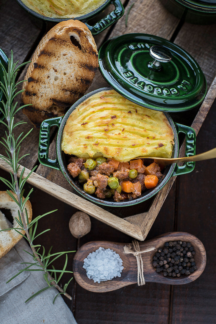 Shepherds Pie in kleiner Cocotte mit dunklem Bier und Brot