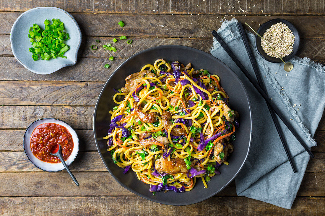 Stir-fried noodles with pork and vegetables