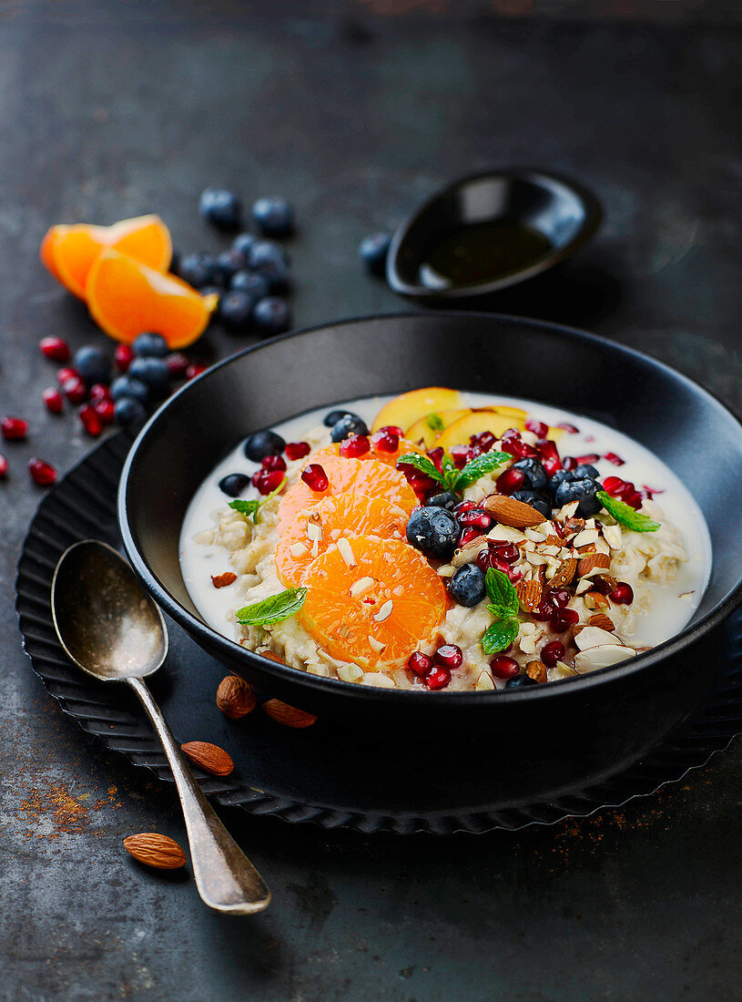 Porridge mit frischen Früchten