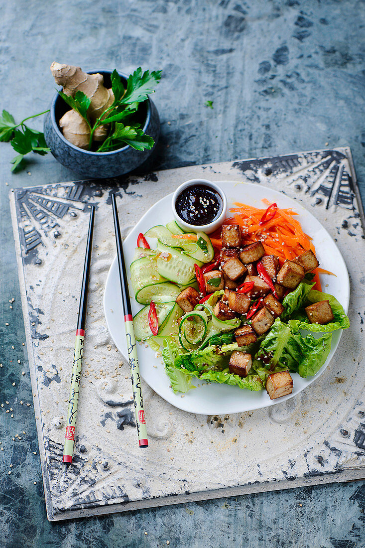 Asia-Gemüse mit Tofu, Chili und Sesam