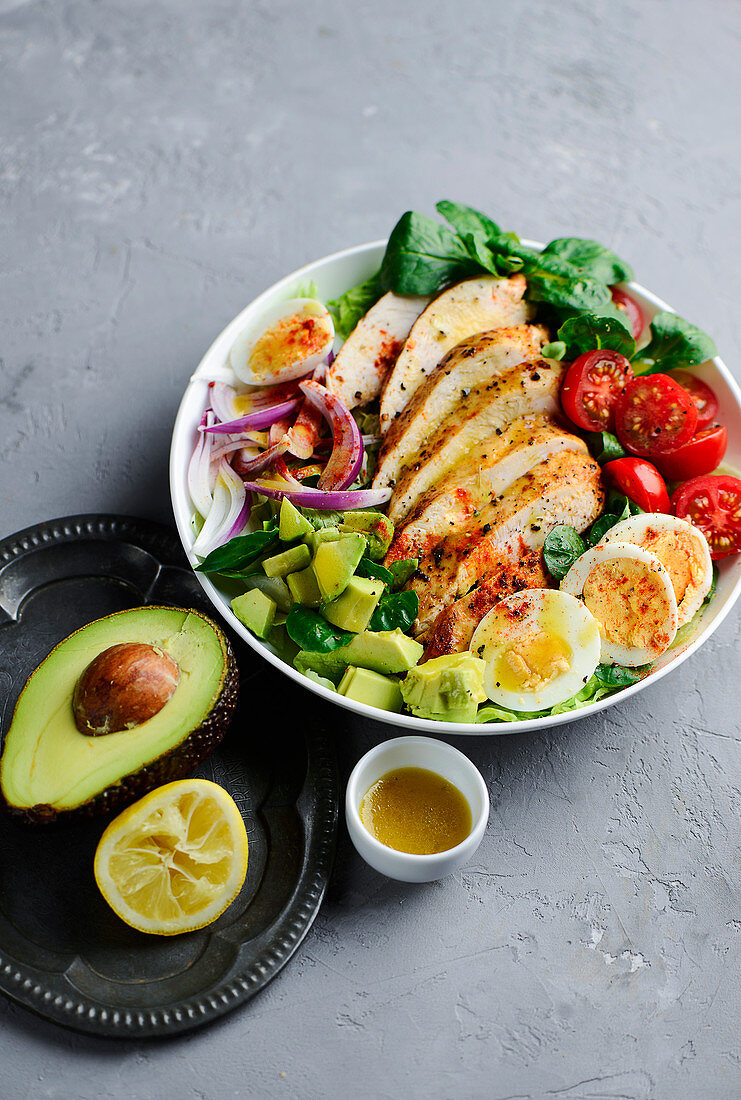 Hähnchensalat mit Avocado, Eiern und Tomaten